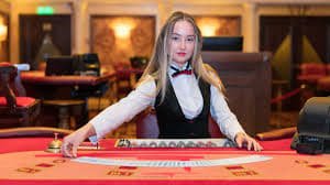 Dealer Push Gaming di studio broadcast yang berkomunikasi dalam berbagai bahasa